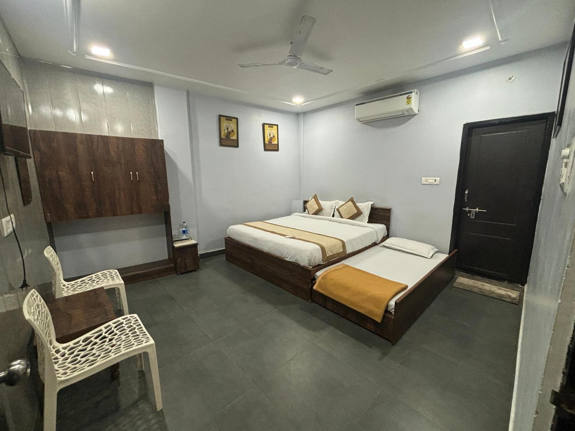 The White House, Varanasi